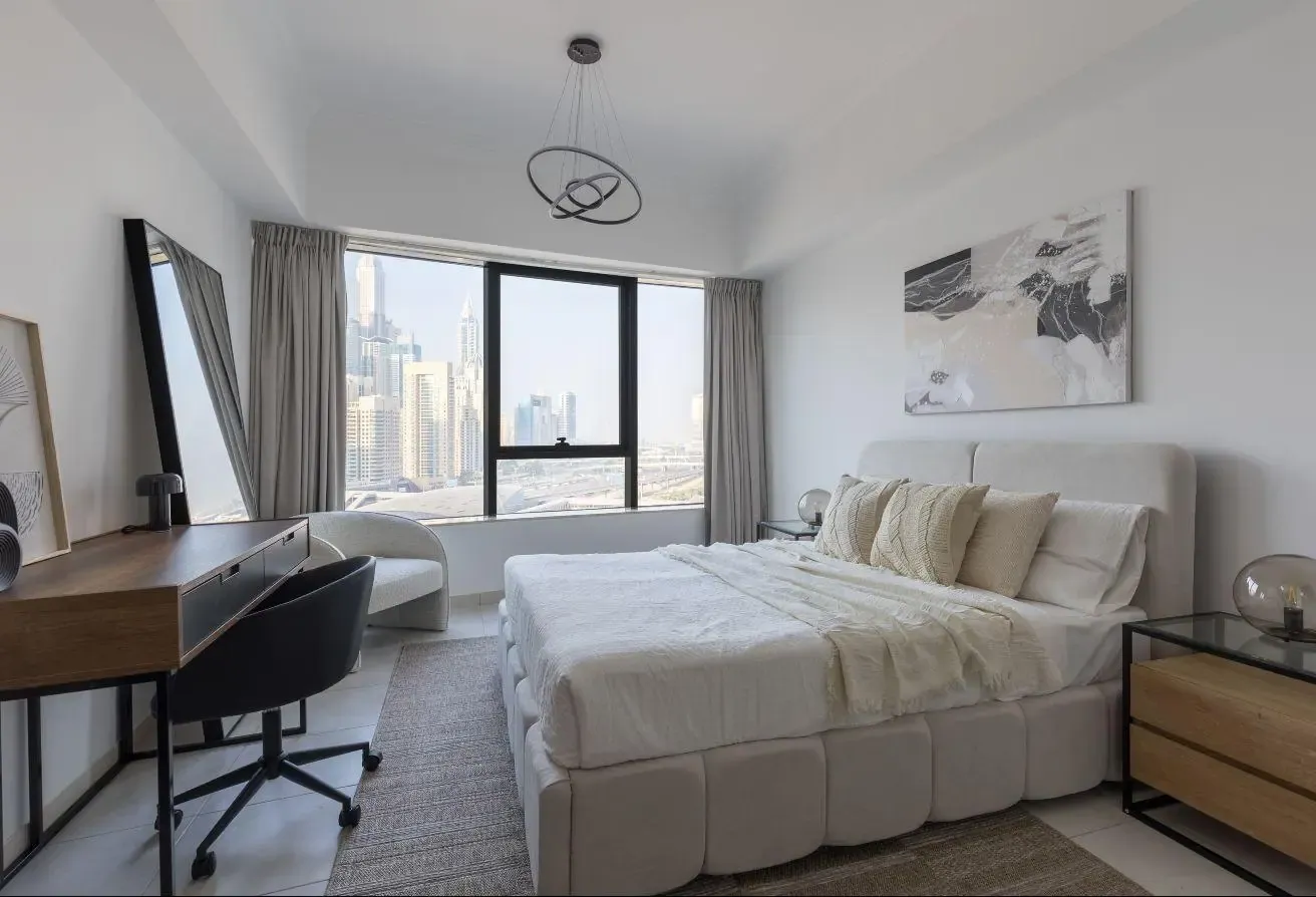 High floor | Lake & city views | Practical layout