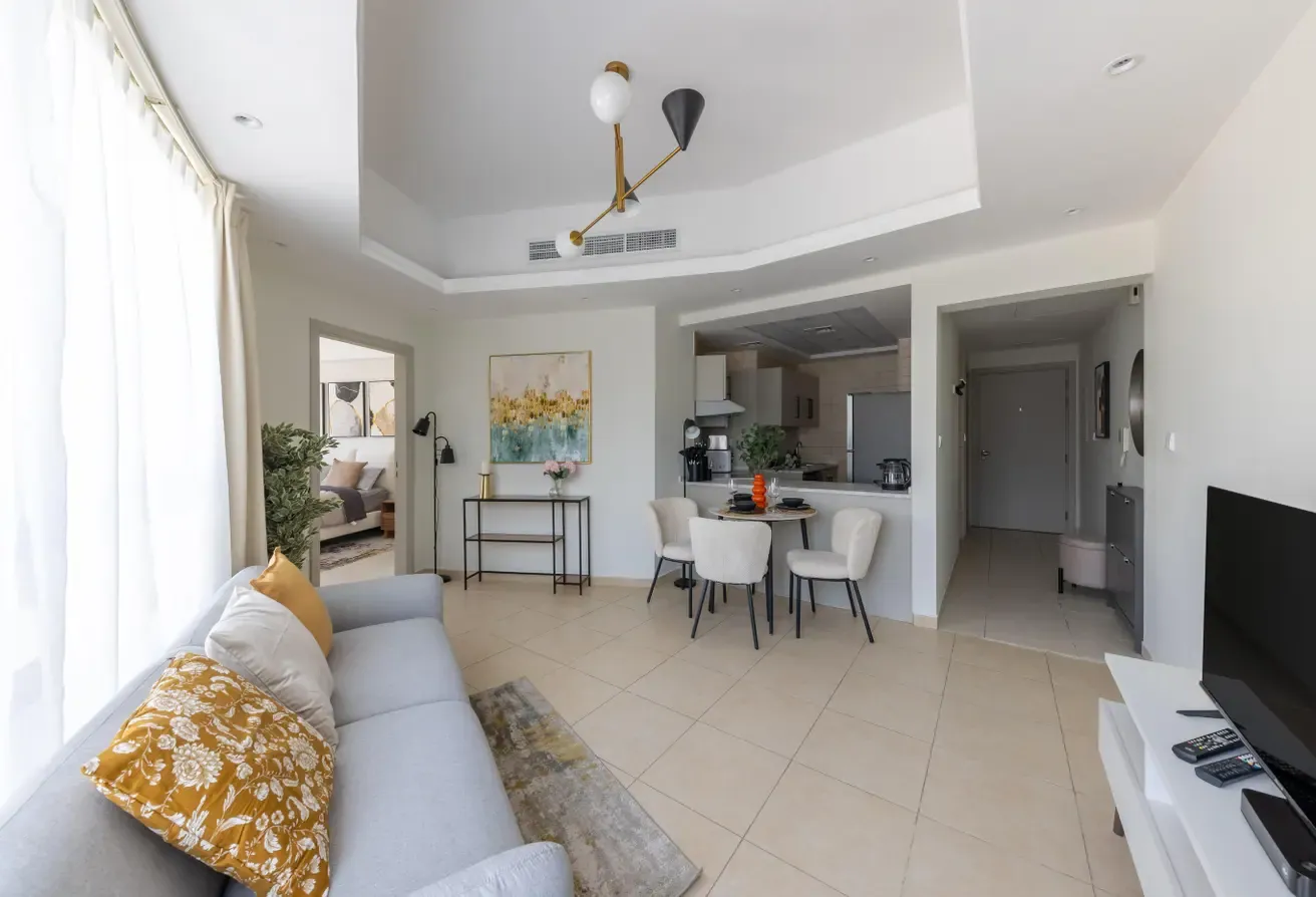 Modern interiors | JLT lake views | JLT