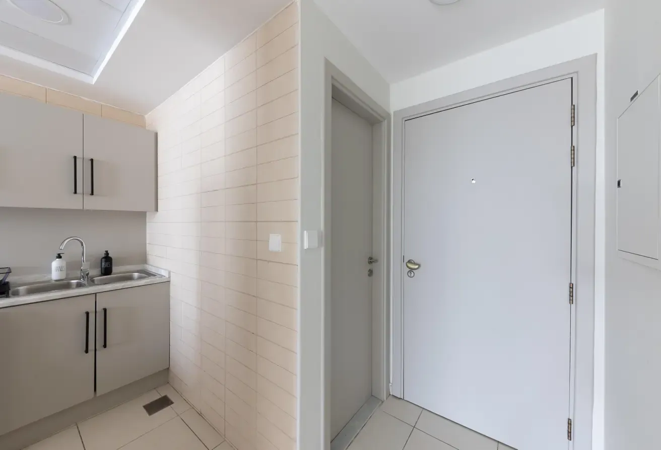 Modern interiors | JLT lake views | JLT