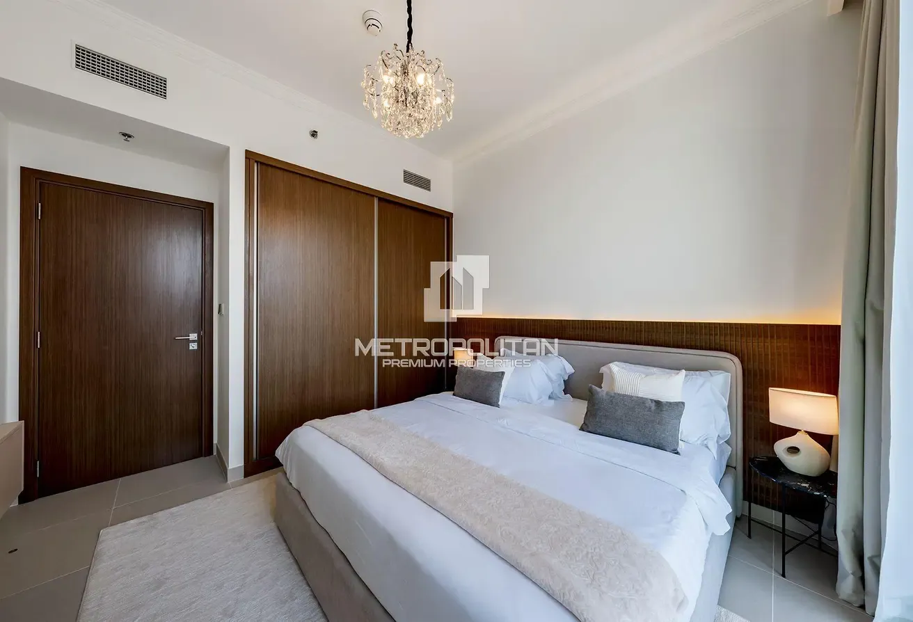 High Floor| Prime Beachfront Living| 1 Cheque Only