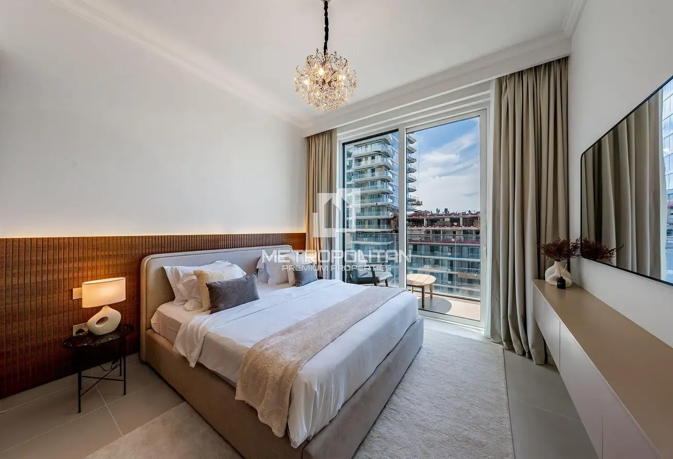 High Floor| Prime Beachfront Living| 1 Cheque Only