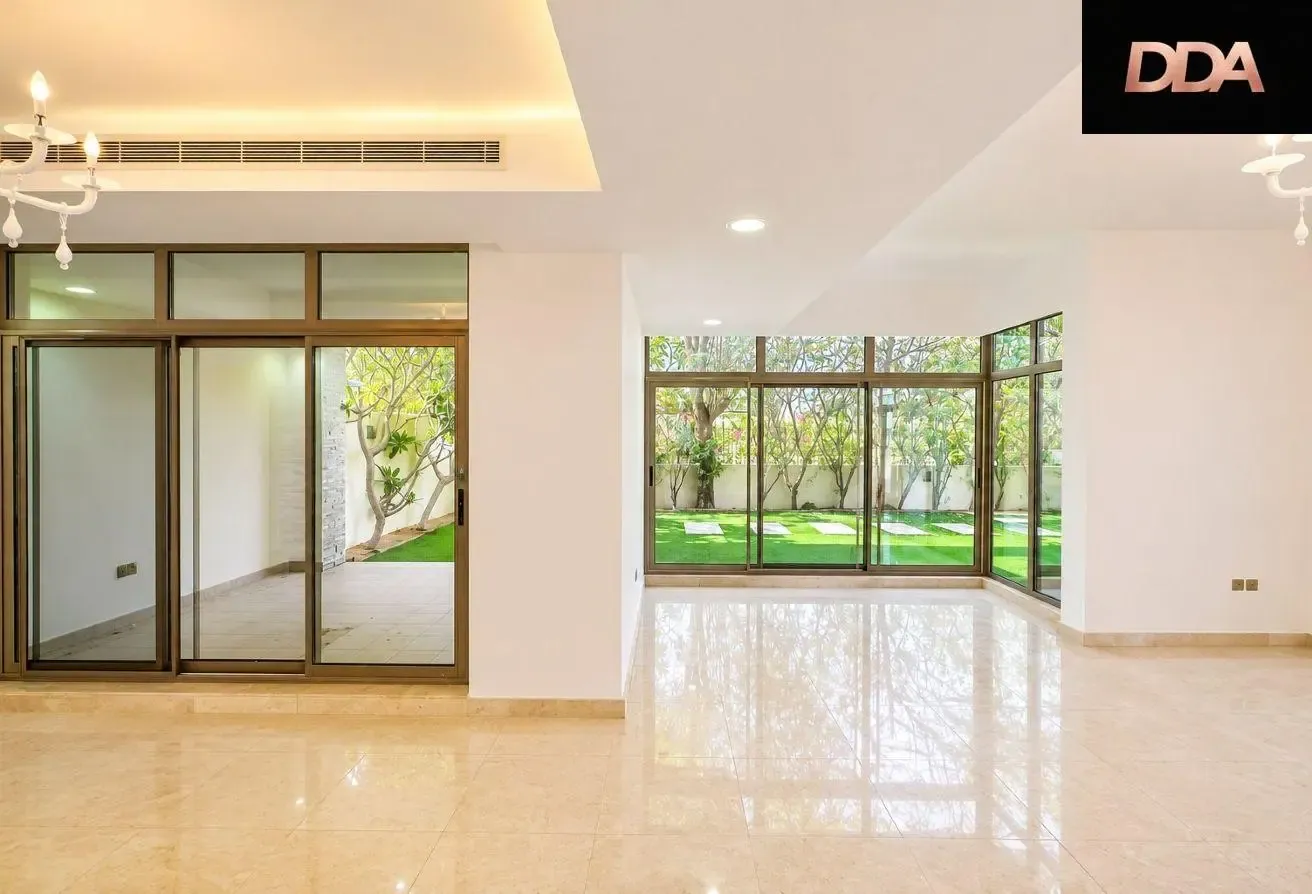 LUXURY CORNER TOWNHOUSE | SINGLE ROW | VACANT