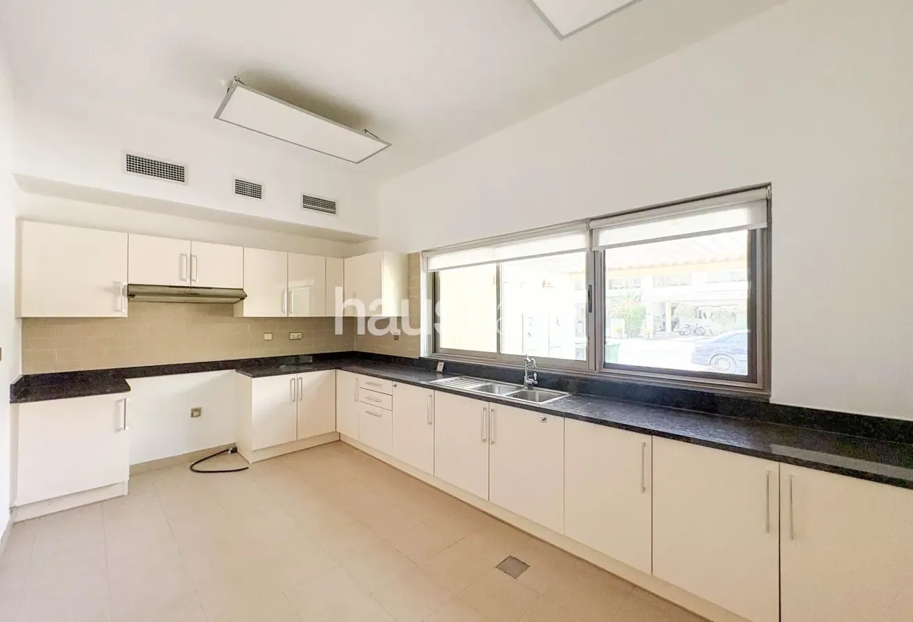 Closed Kitchen | Vacant | Single Row
