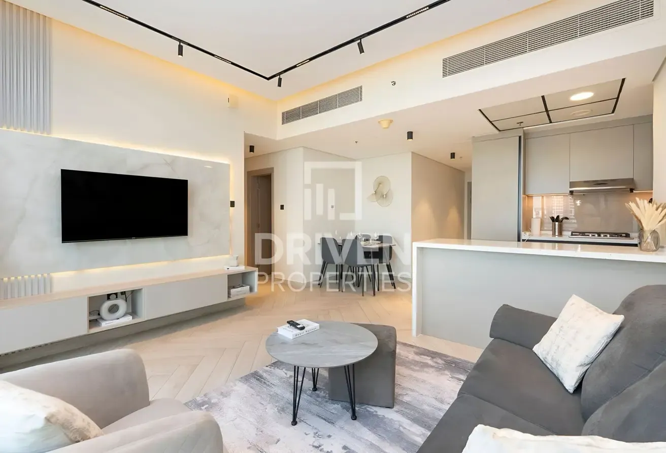 Canal View | Vacant | Upgraded | Furnished
