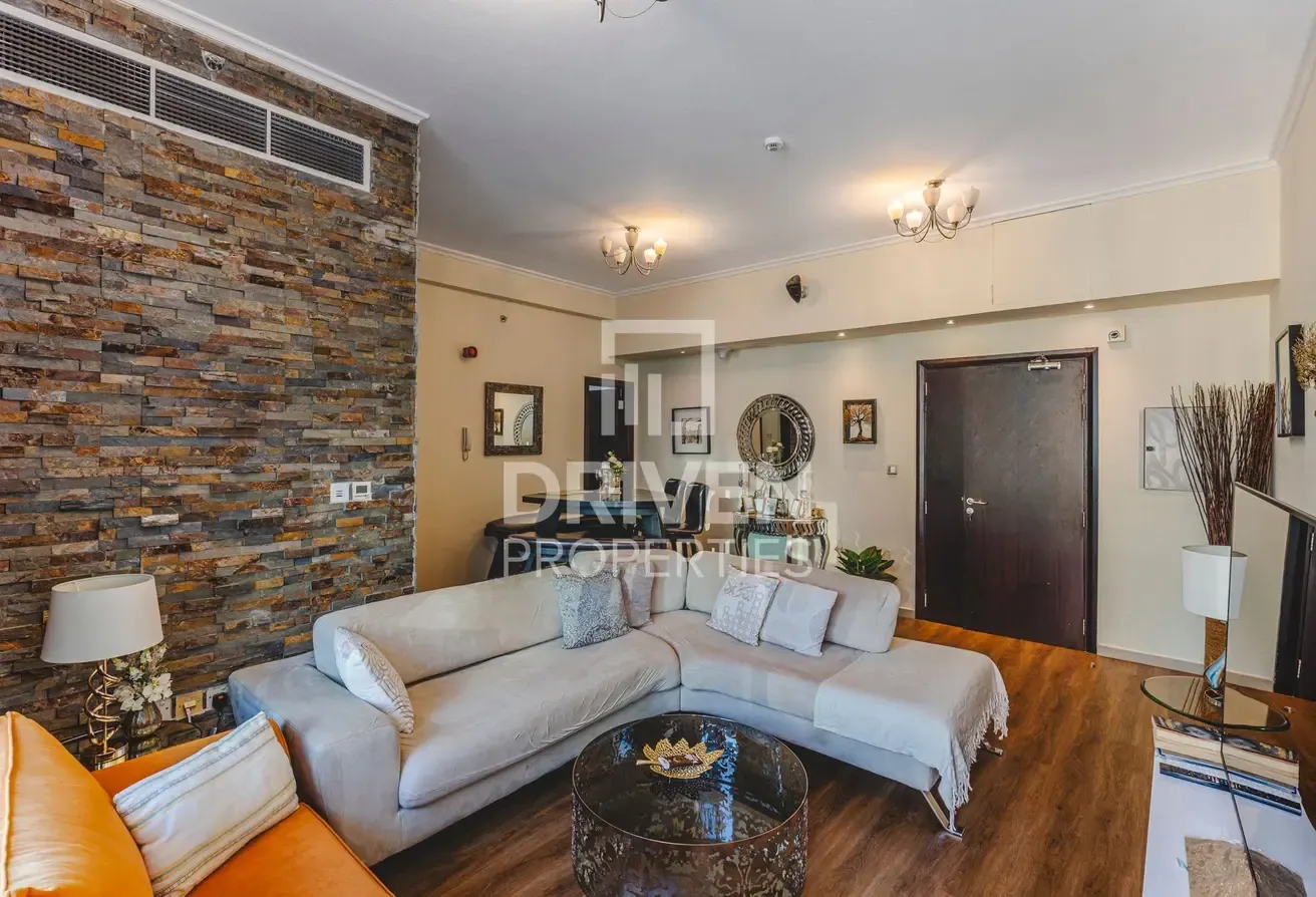 Mid Floor | Furnished and Upgraded | Close Kitchen