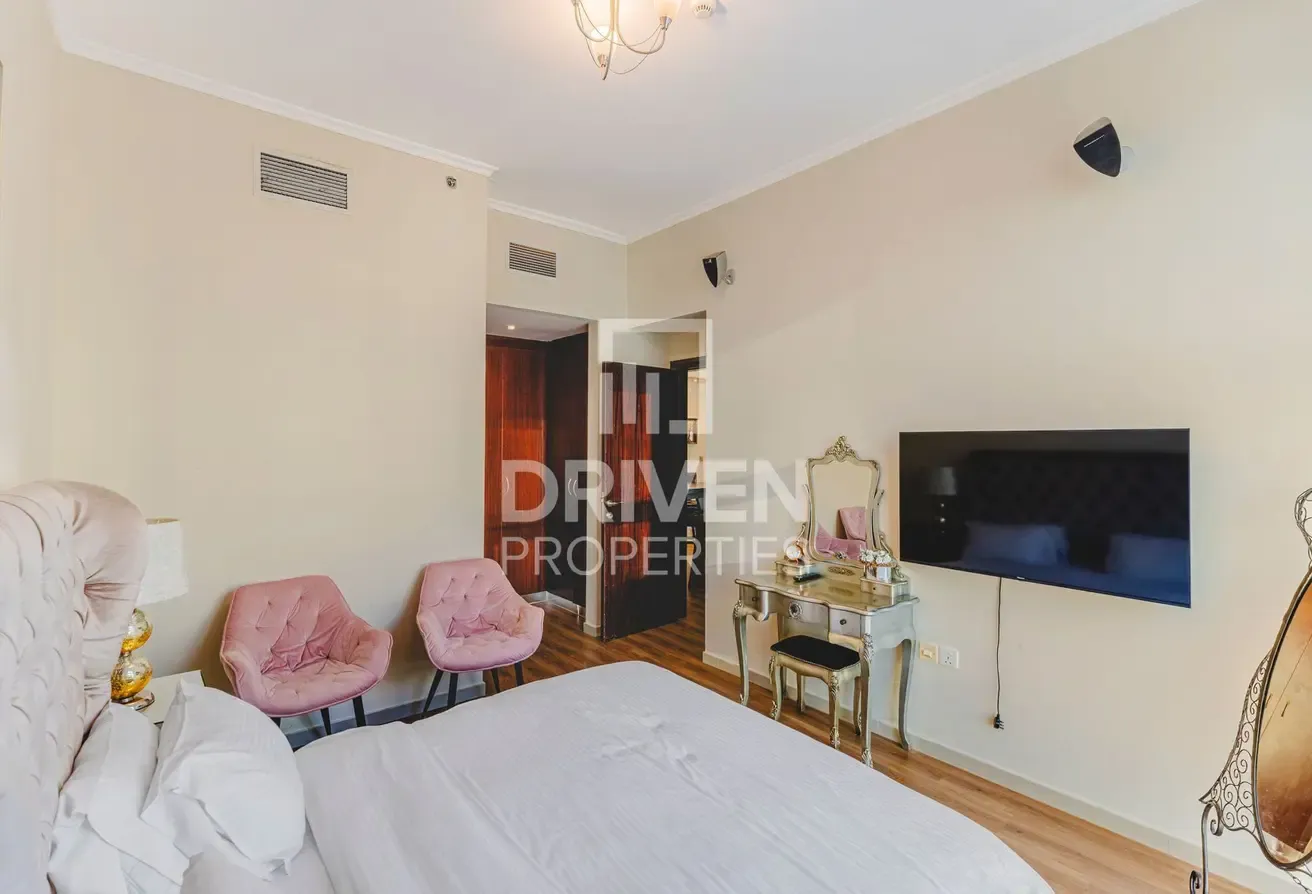 Mid Floor | Furnished and Upgraded | Close Kitchen