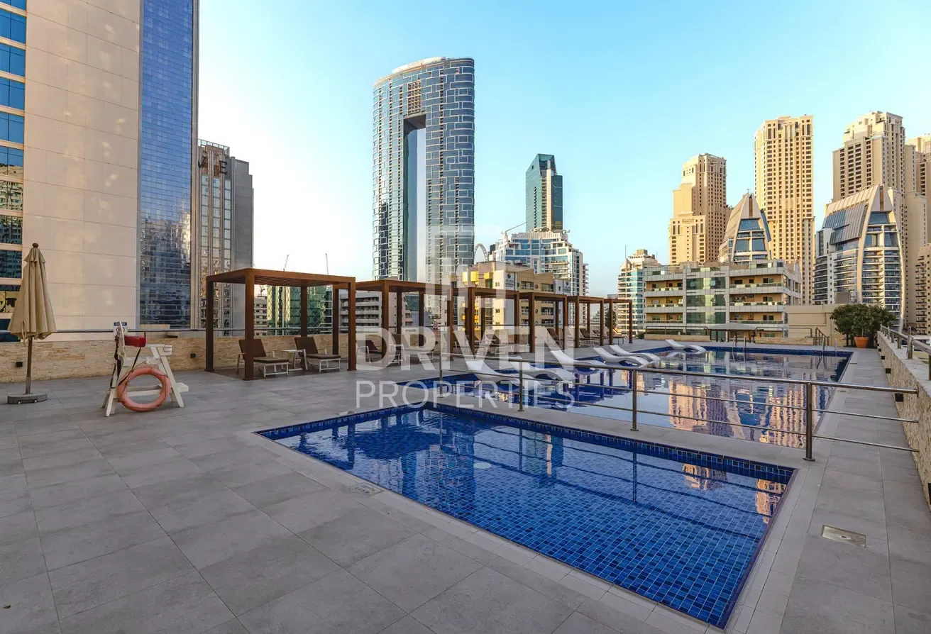 Mid Floor | Furnished and Upgraded | Close Kitchen