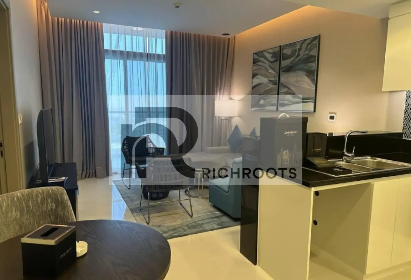 MODERN AND ULTRA-LUXURIOUS * PRIME LOCATION