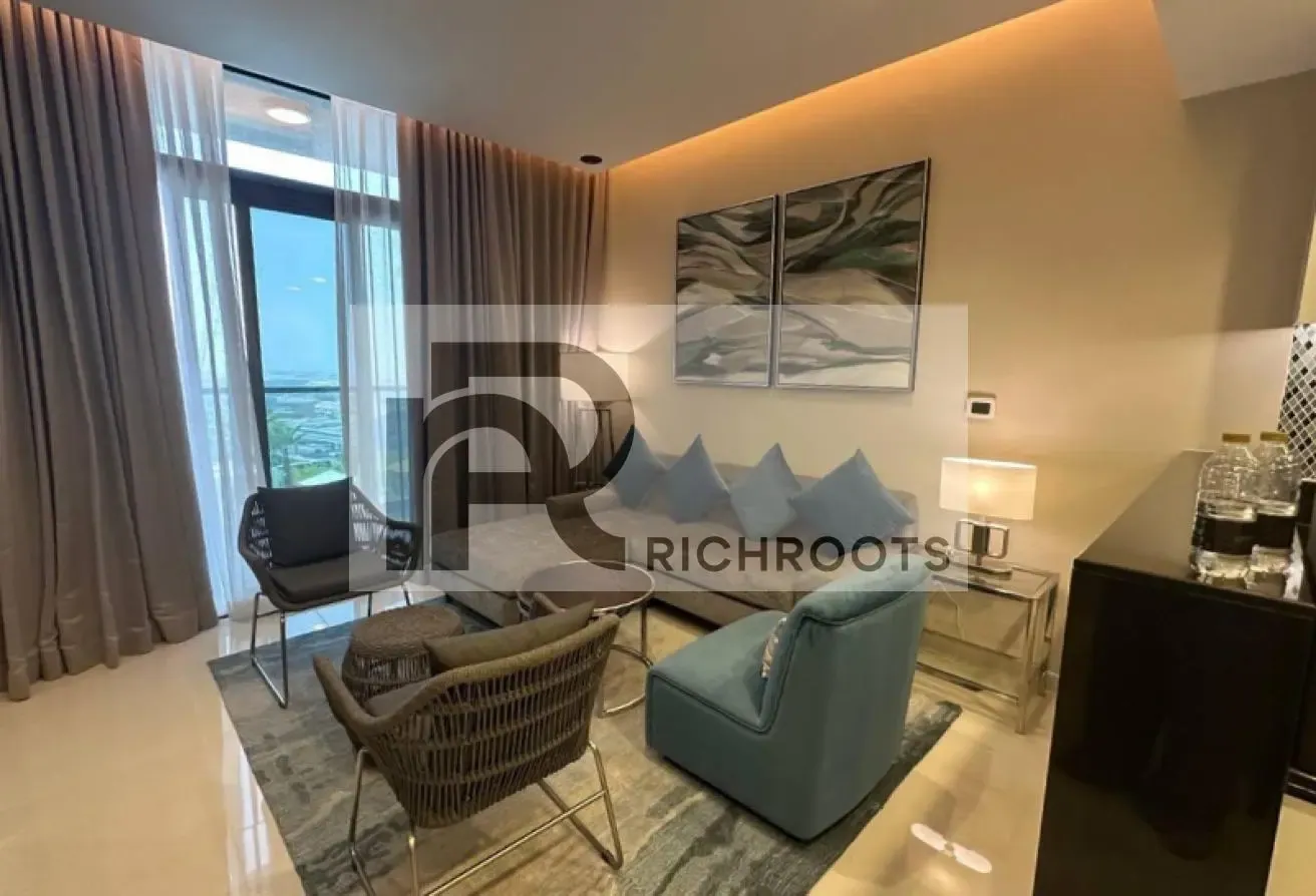 MODERN AND ULTRA-LUXURIOUS * PRIME LOCATION