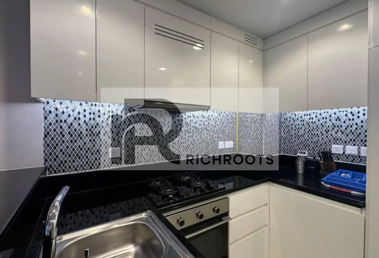 MODERN AND ULTRA-LUXURIOUS * PRIME LOCATION