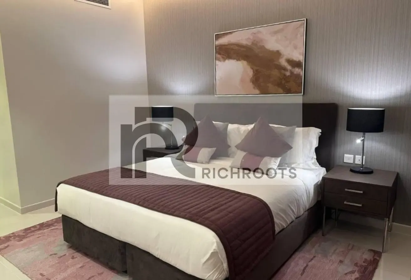 MODERN AND ULTRA-LUXURIOUS * PRIME LOCATION