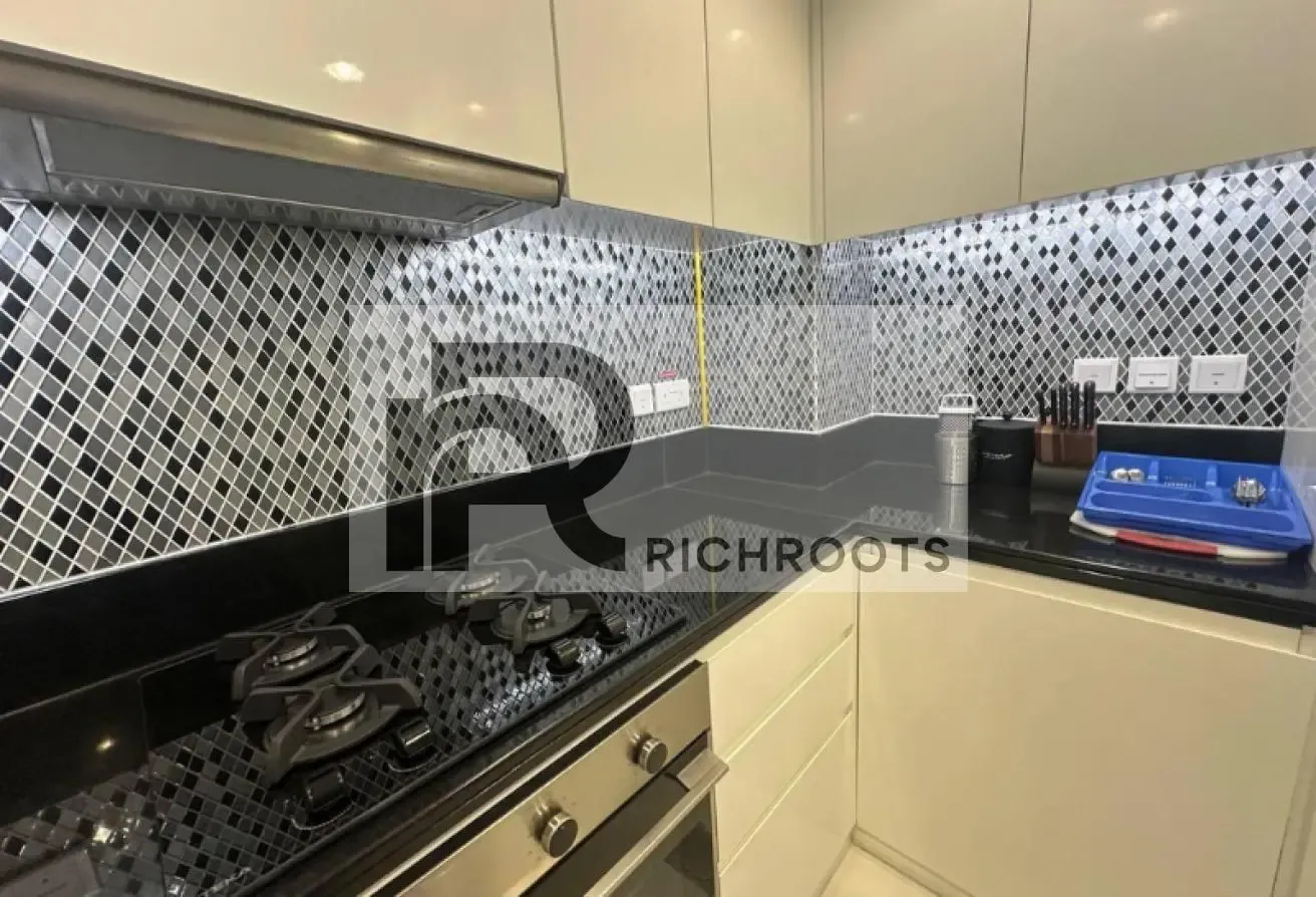MODERN AND ULTRA-LUXURIOUS * PRIME LOCATION