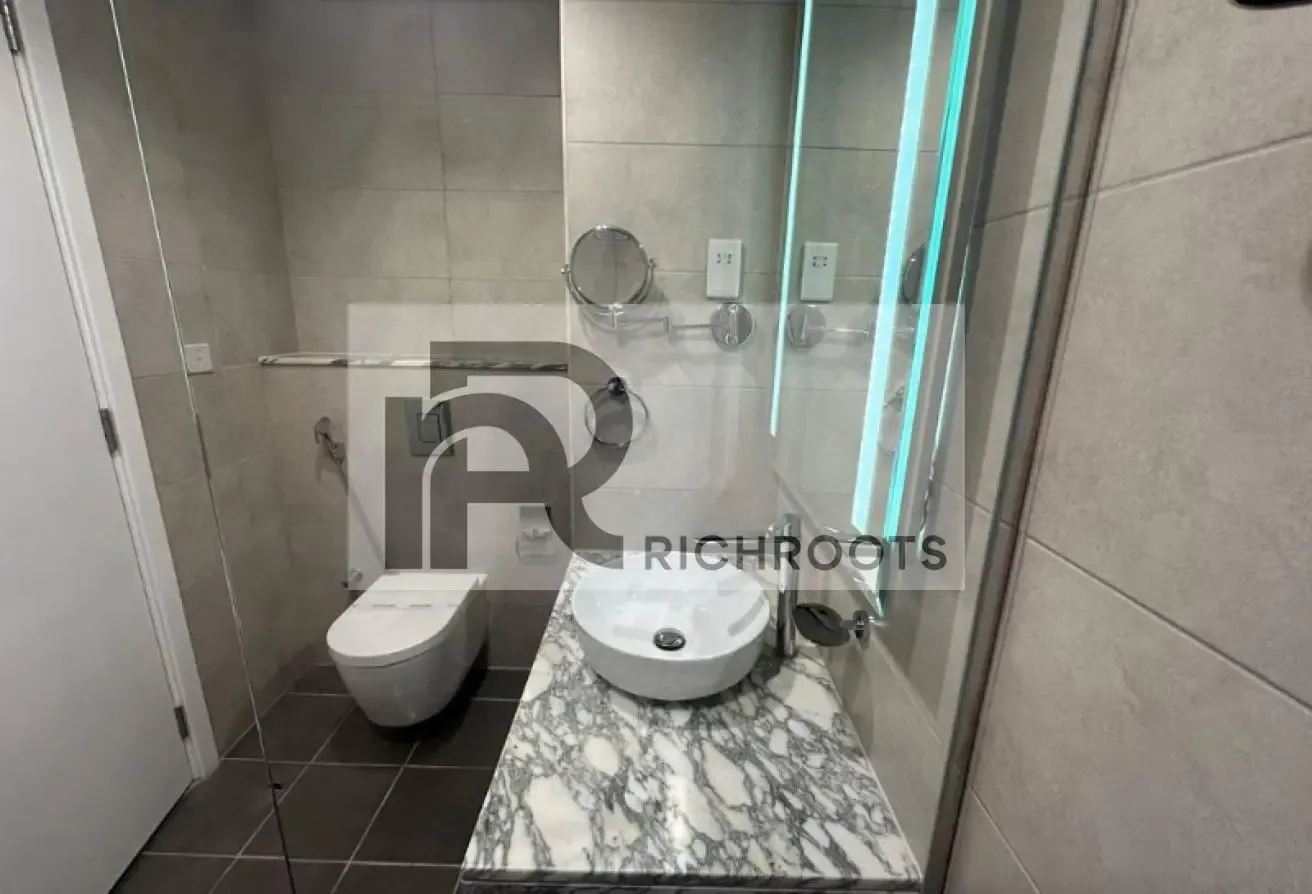 MODERN AND ULTRA-LUXURIOUS * PRIME LOCATION