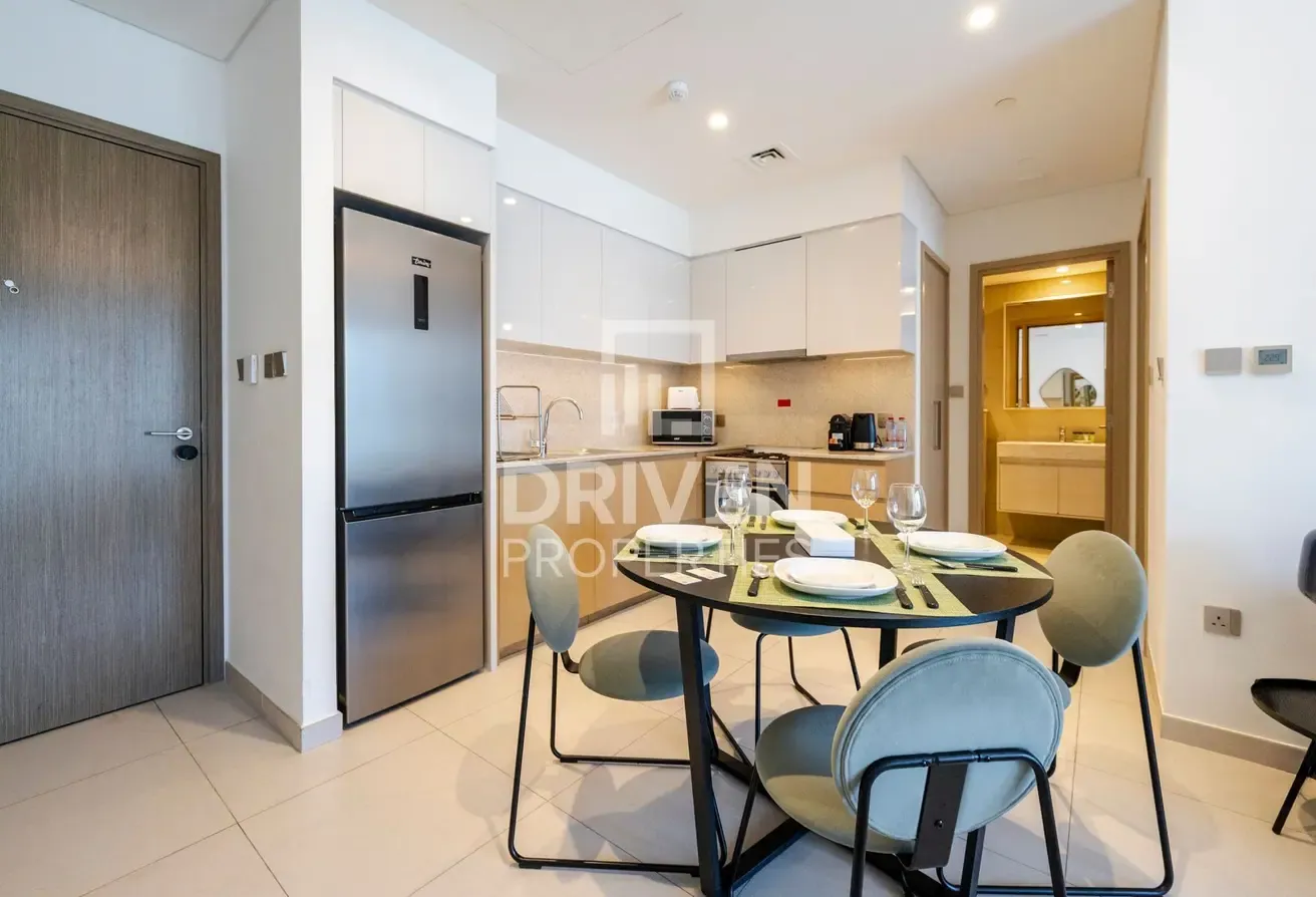 Mid Floor | Elegant Apartment | Great Location