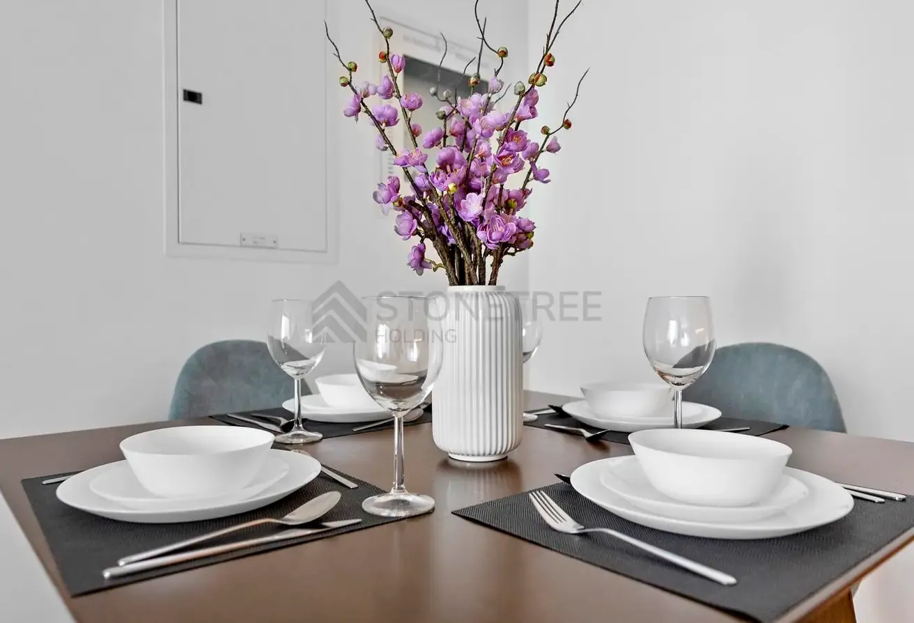 12 CHEQUES | Waterfront Living | High Floor