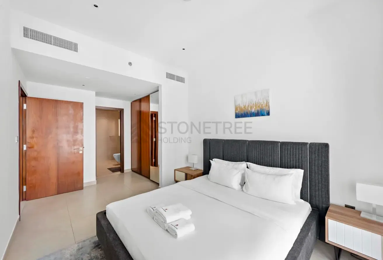 12 CHEQUES | Waterfront Living | High Floor