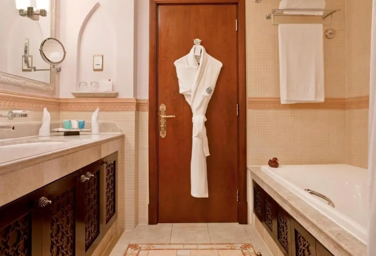 One Bedroom Suite & Fully Equipped Kitchen