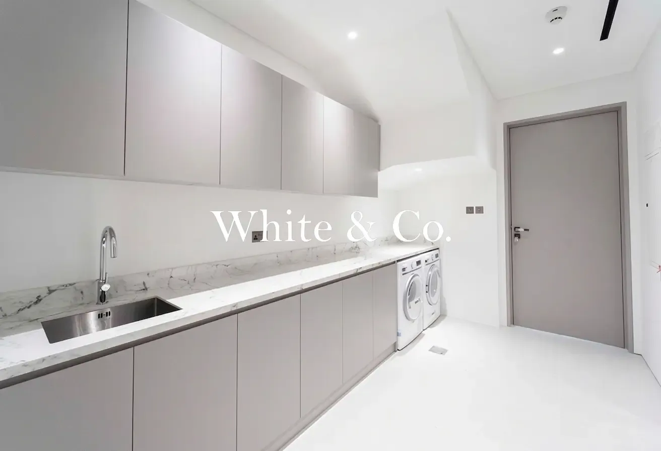 Fully Renovated | infinity Pool | Skyline