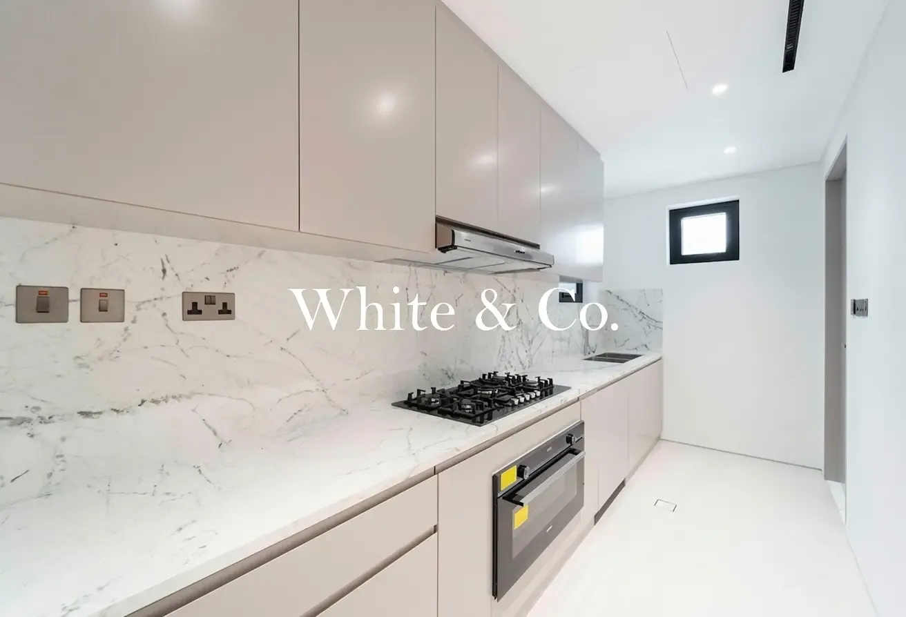 Fully Renovated | infinity Pool | Skyline