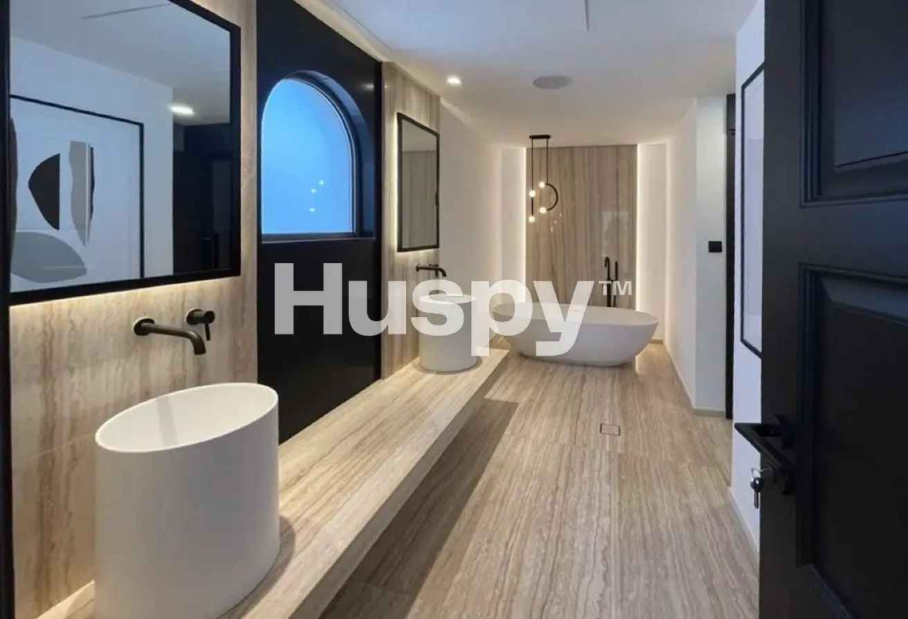 Upgraded | Furnished | Grand Foyer