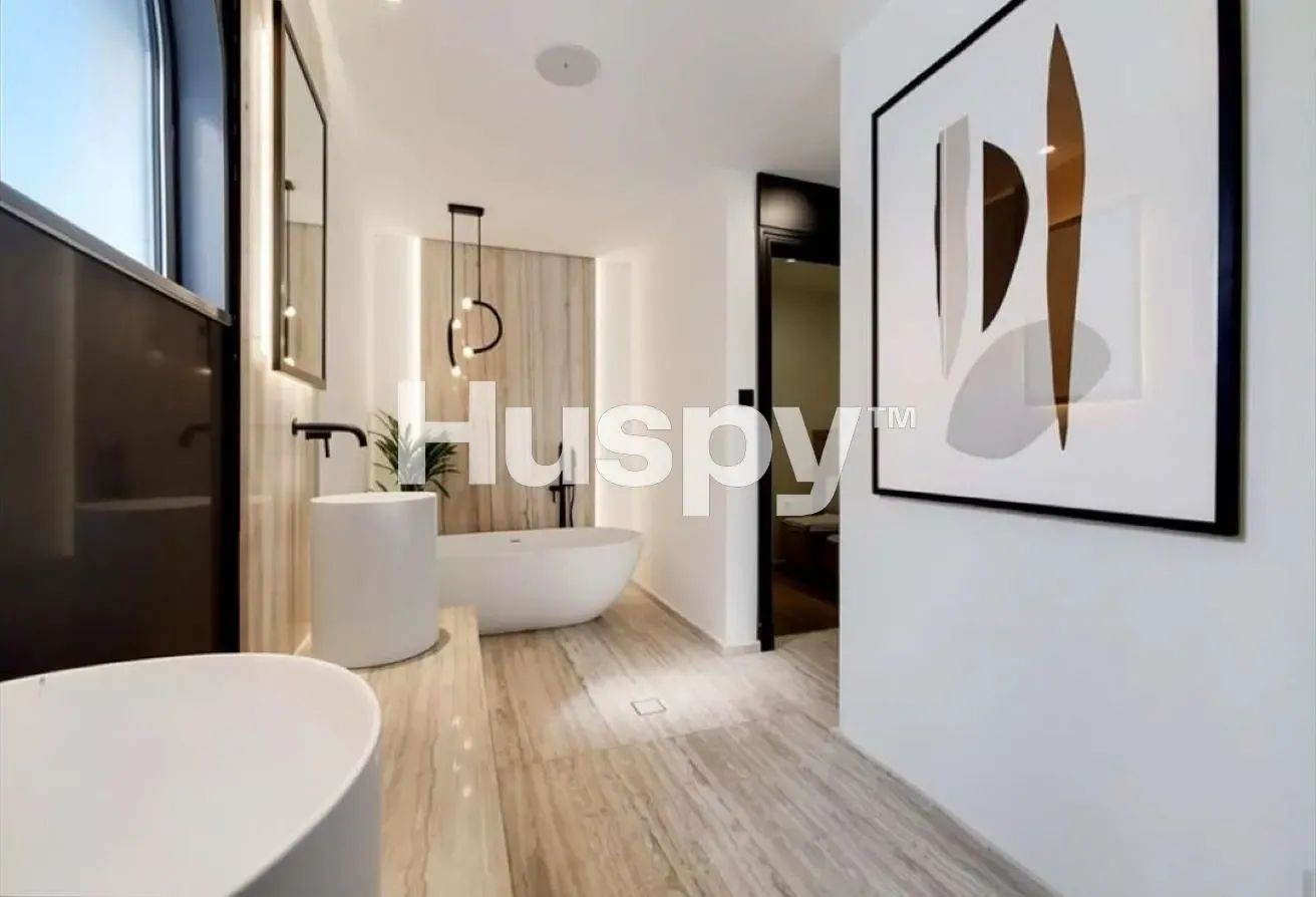 Upgraded | Furnished | Grand Foyer