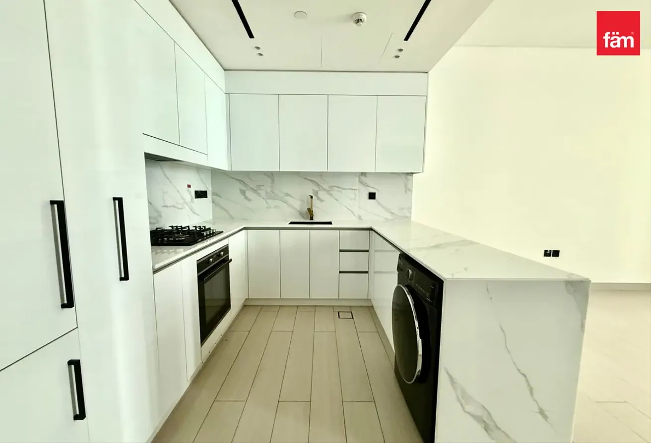 Spacious APT, Community View, Higher Floor
