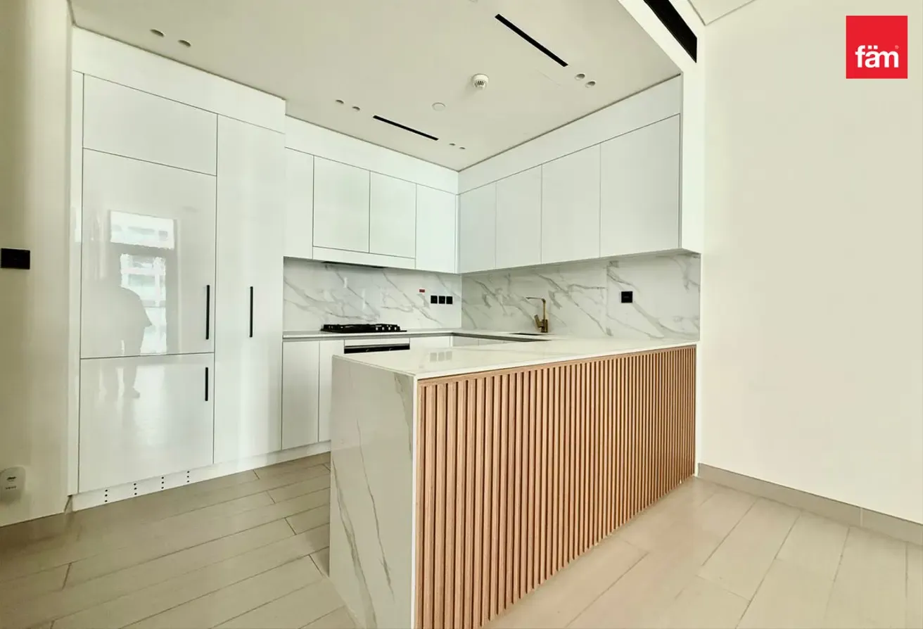 Spacious APT, Community View, Higher Floor