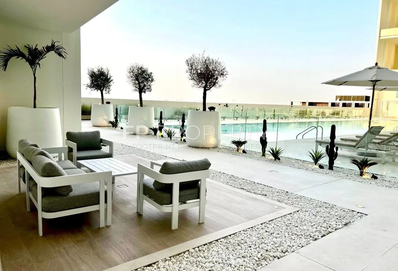 Elegant Living  | Smart Home I Pool View