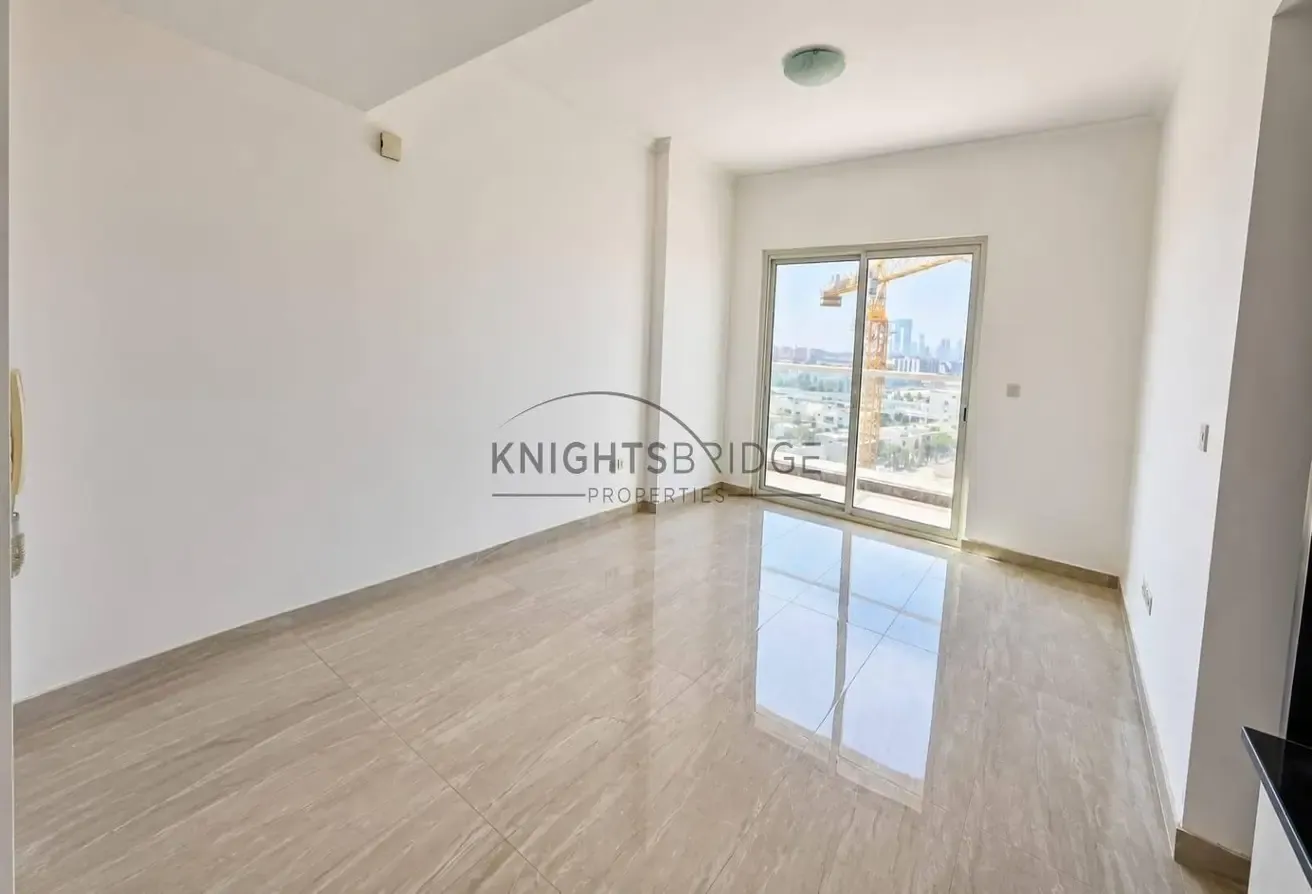 Vacant 1BR | Bright | Mid Floor