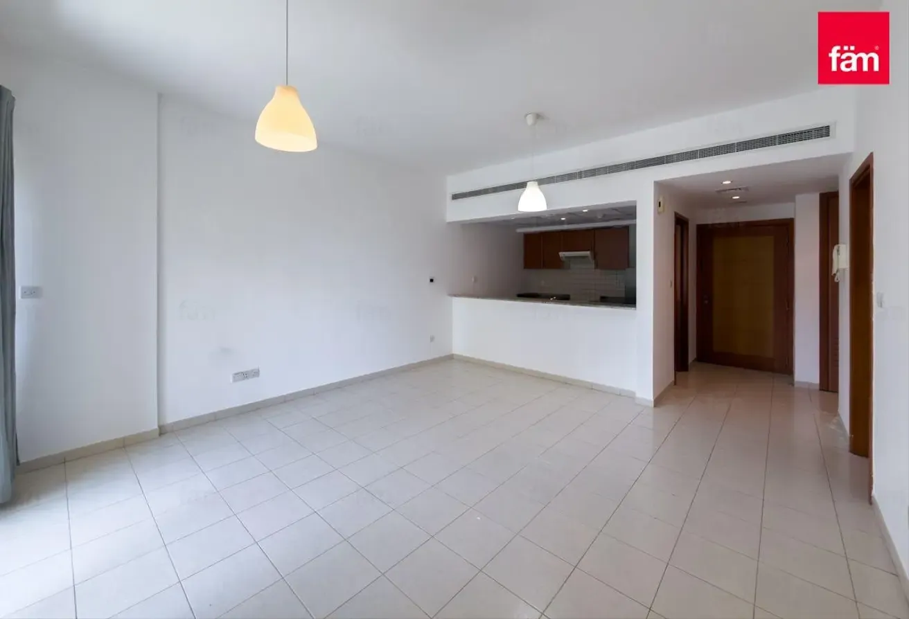 Unfurnished I Vacant and Ready I Near the Lake