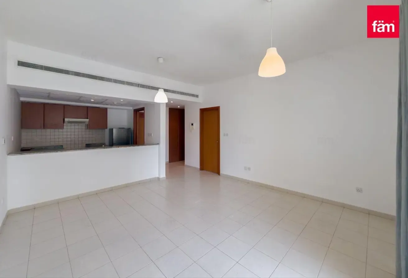 Unfurnished I Vacant and Ready I Near the Lake