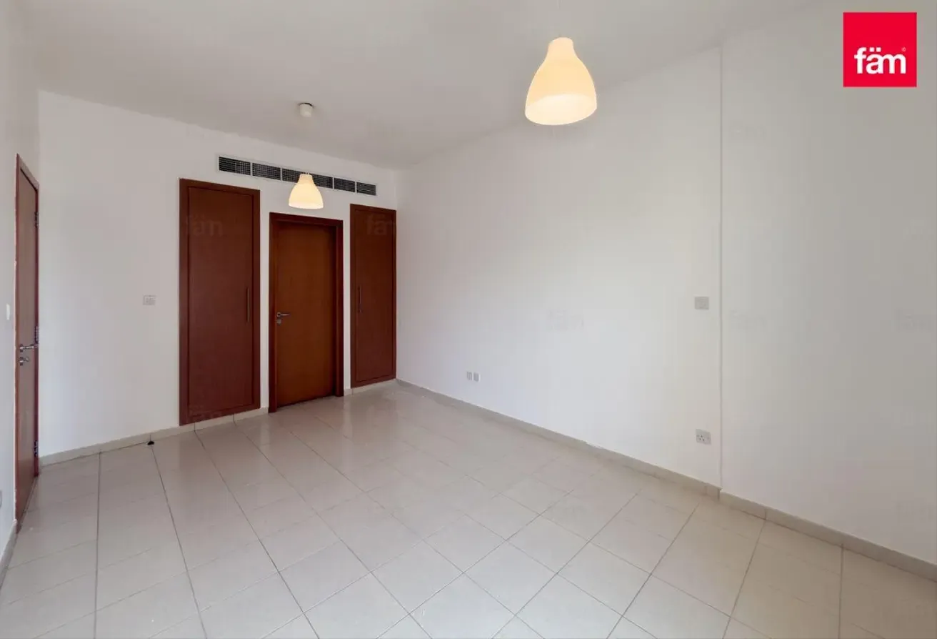 Unfurnished I Vacant and Ready I Near the Lake