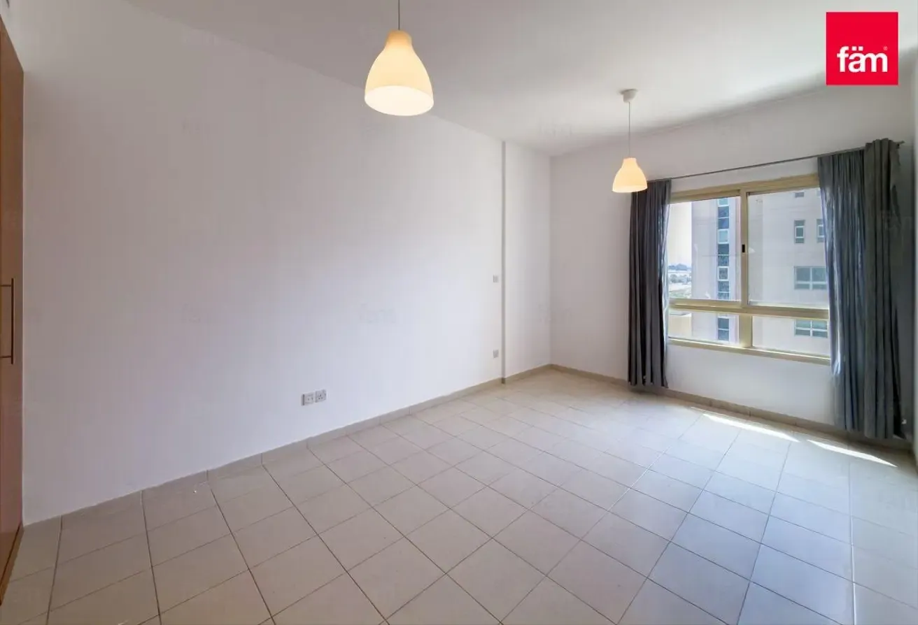 Unfurnished I Vacant and Ready I Near the Lake