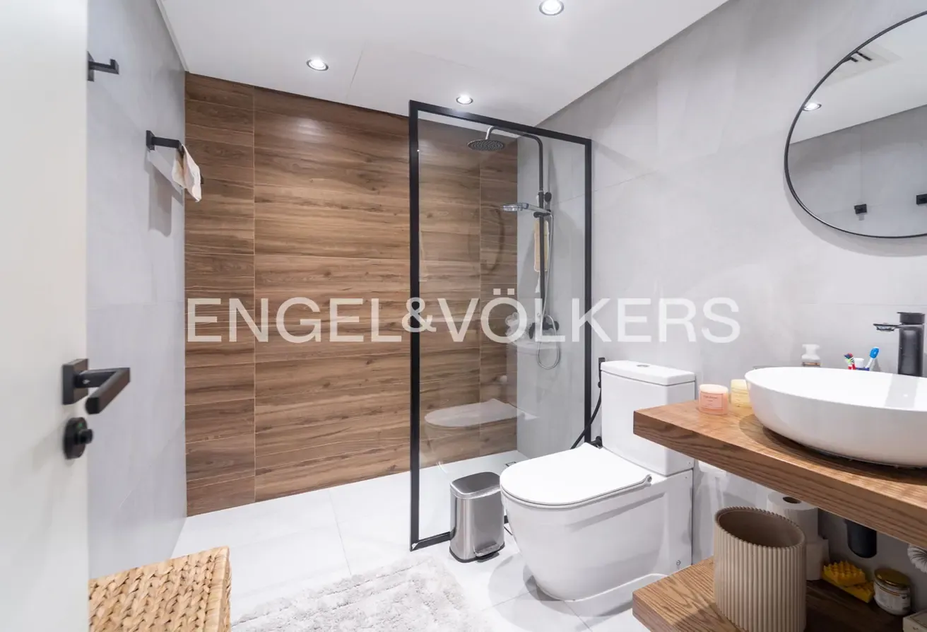 Large Layout l Vacant l Fully Upgraded