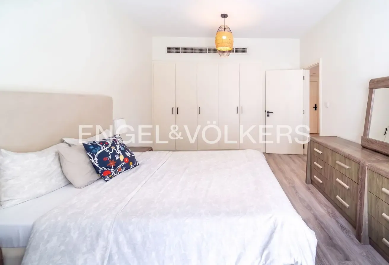 Large Layout l Vacant l Fully Upgraded