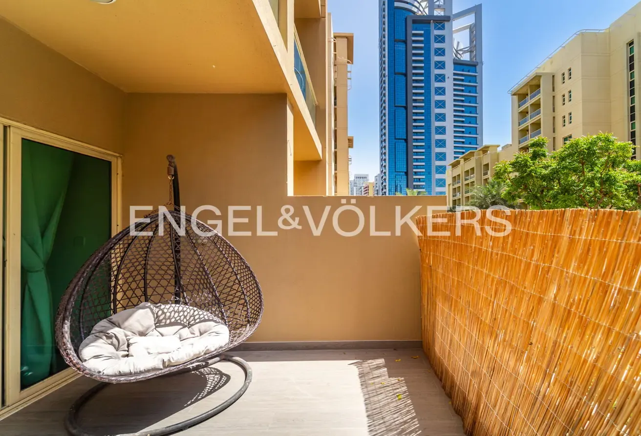 Large Layout l Vacant l Fully Upgraded