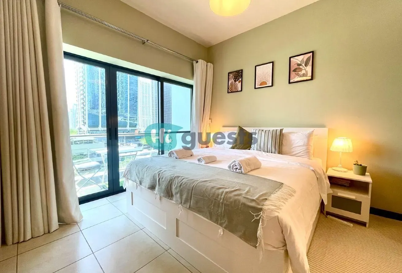 Charming Studio Near Metro | Lake Views | Work Set