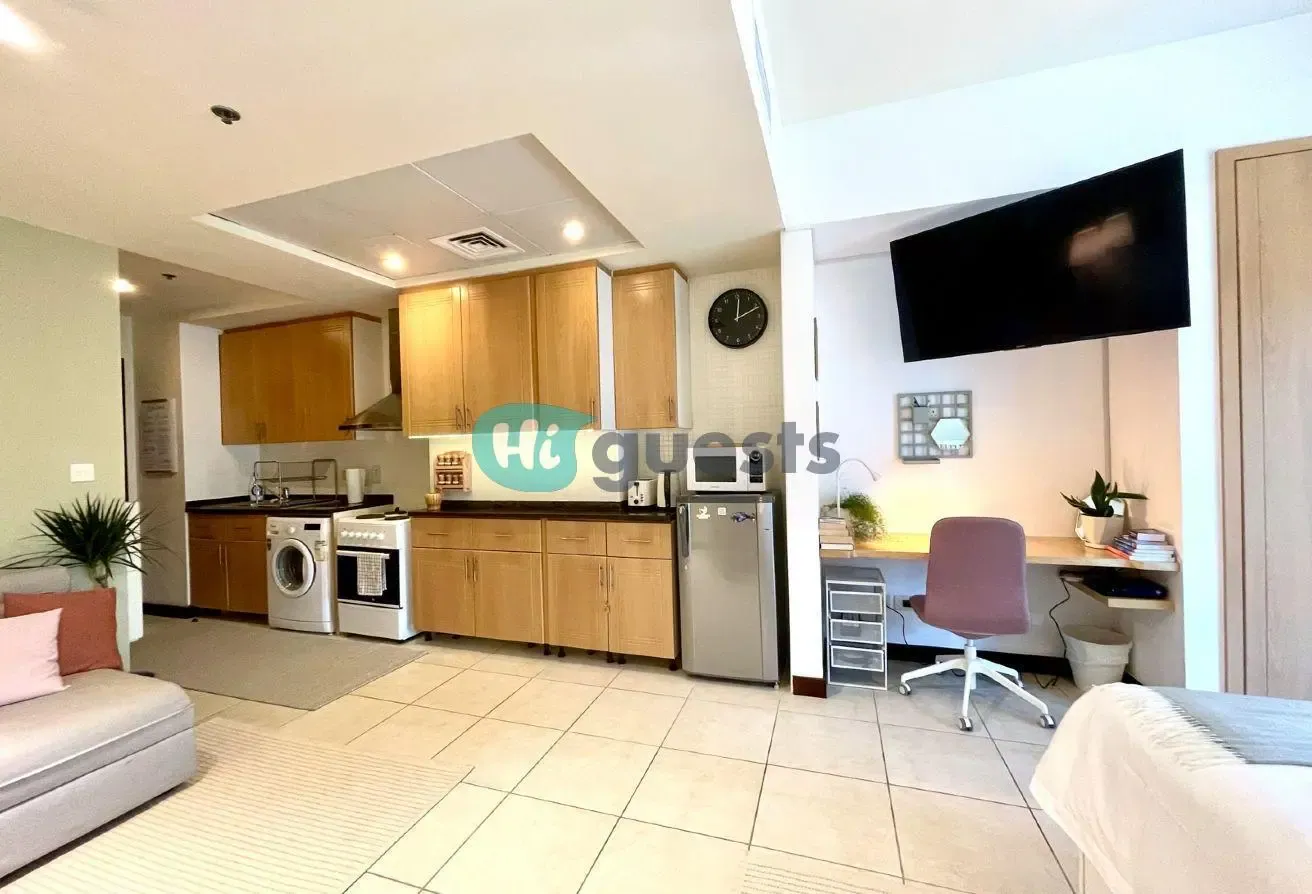 Charming Studio Near Metro | Lake Views | Work Set
