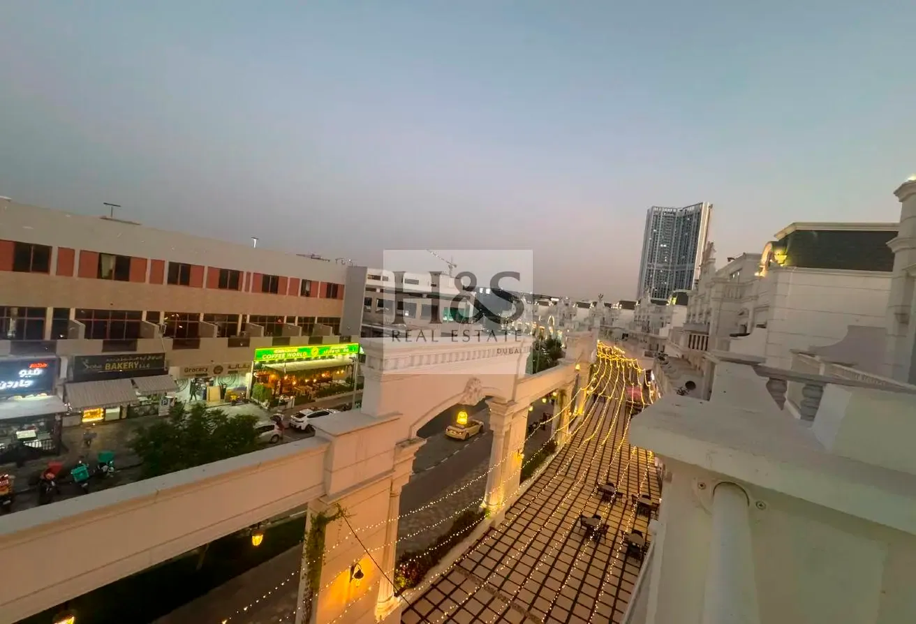 Modern Studio-Vincitore Boulevard 1-Community View