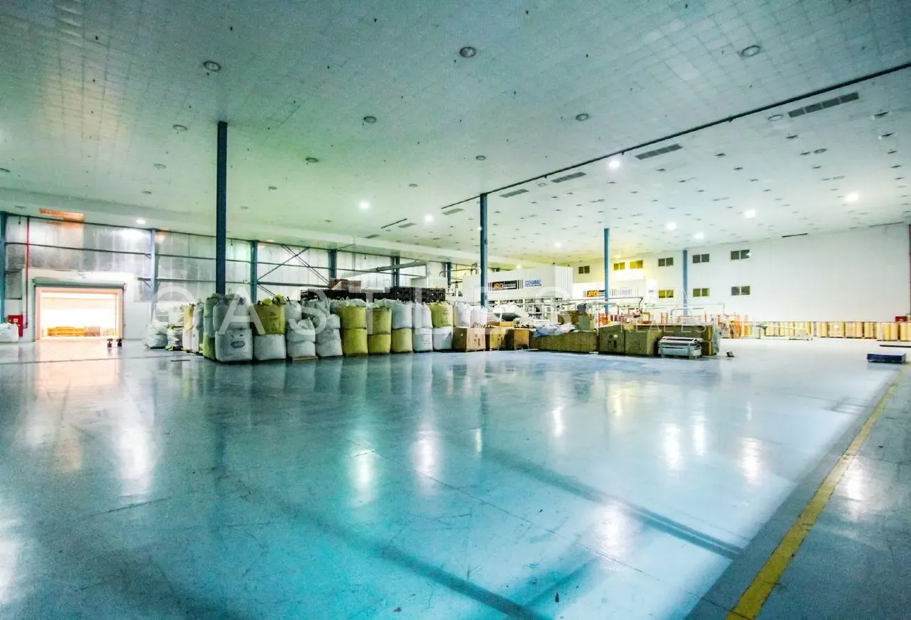 VOT 198,000 Sqft Warehouse in North