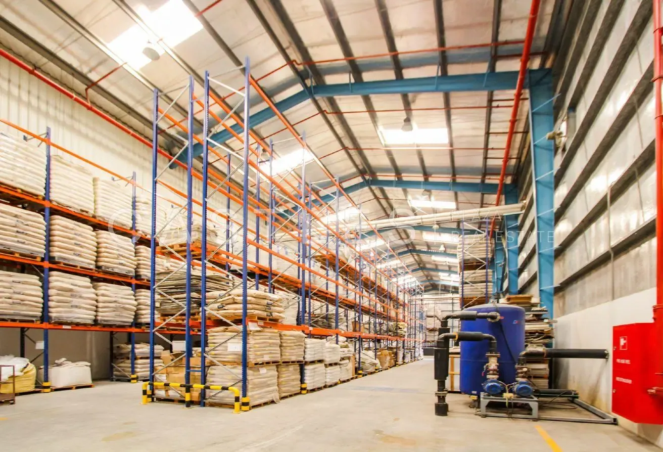 VOT 198,000 Sqft Warehouse in North