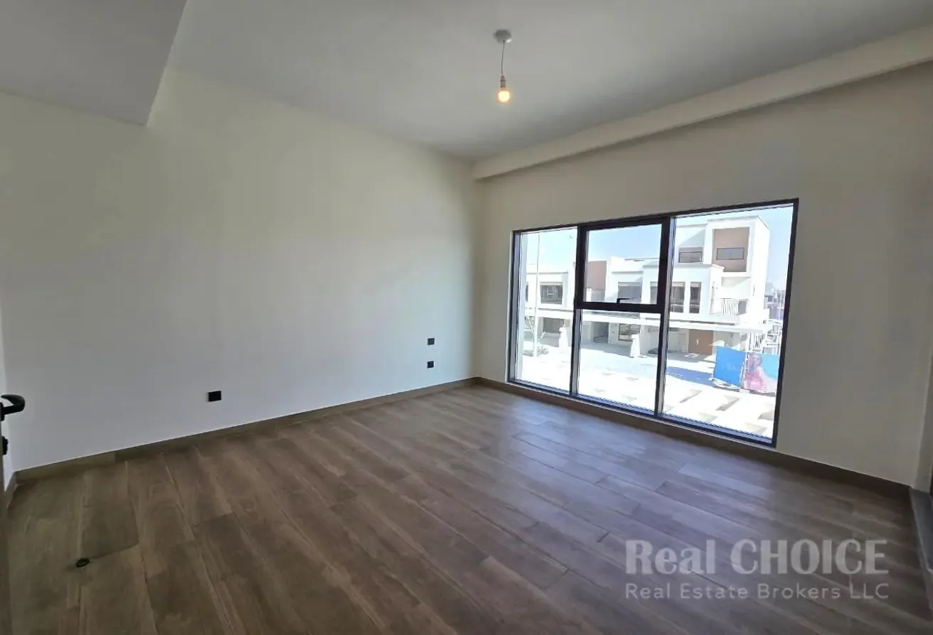 Elegant 4BR town house |Vacant | Spacious