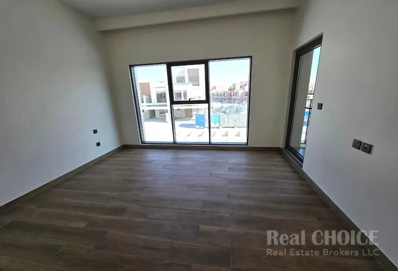 Elegant 4BR town house |Vacant | Spacious