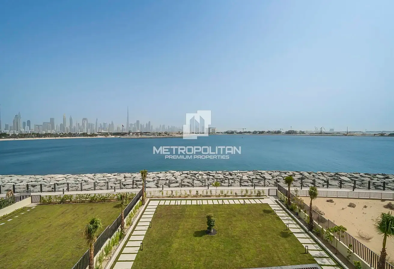 Waterfront Villa | Stunning Skyline View | Vacant