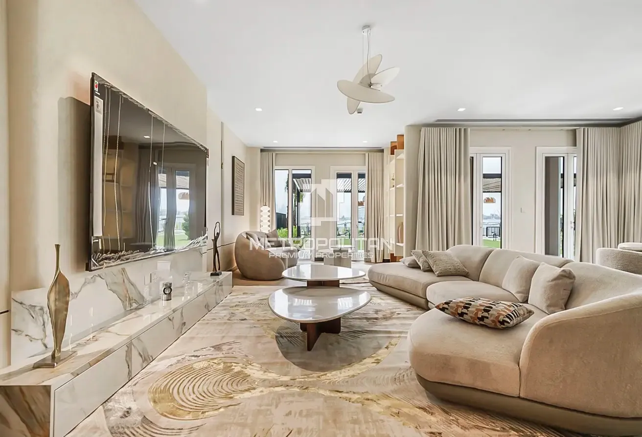 Waterfront Villa | Stunning Skyline View | Vacant