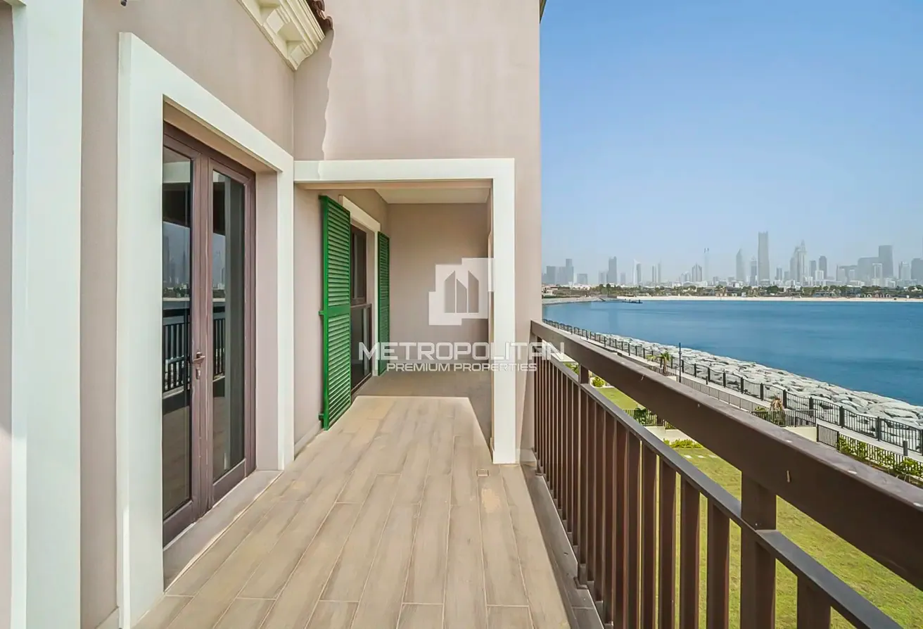 Waterfront Villa | Stunning Skyline View | Vacant