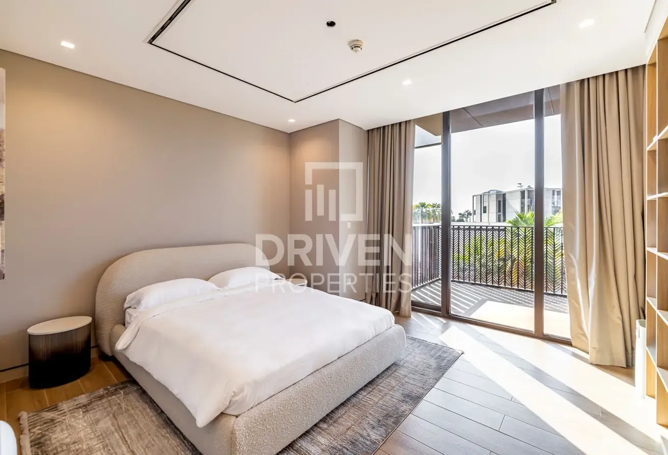 Prestigious Villa with Sea and Skyline View