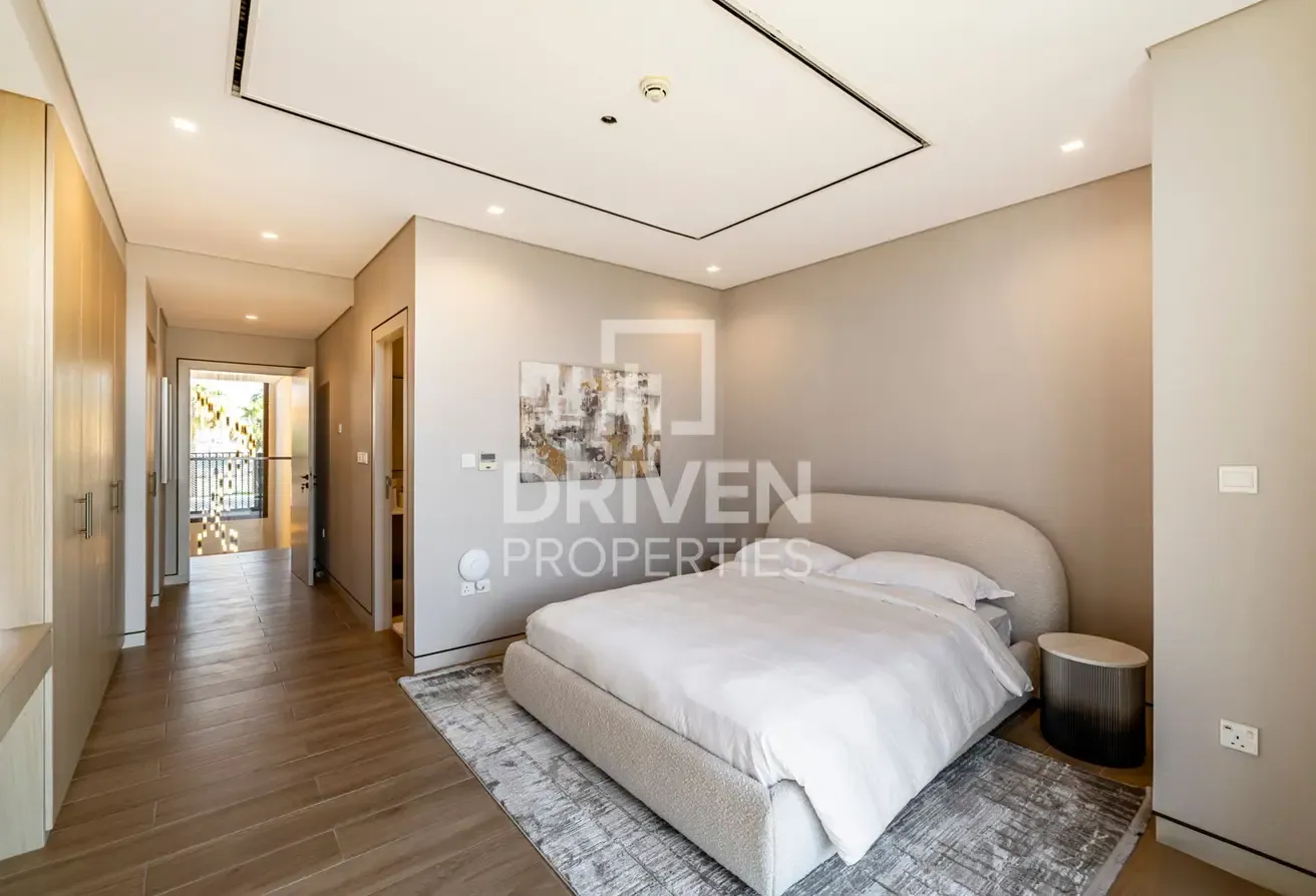 Prestigious Villa with Sea and Skyline View