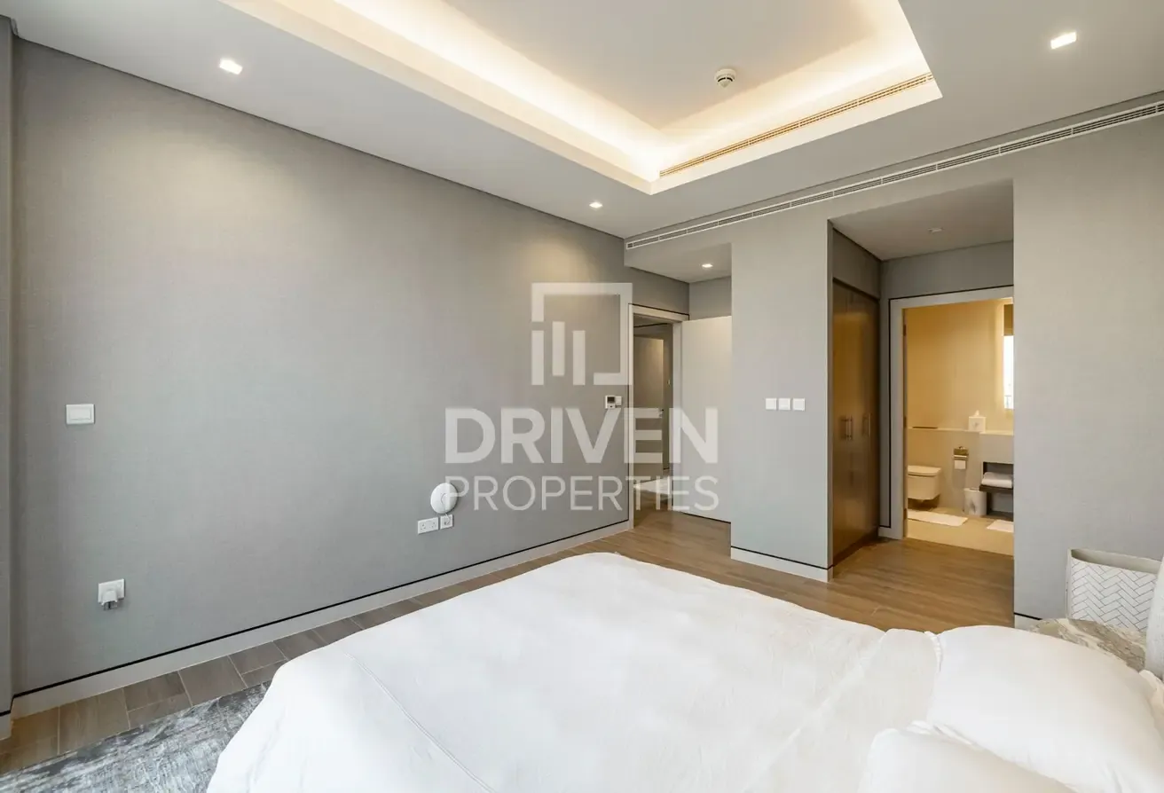 Prestigious Villa with Sea and Skyline View