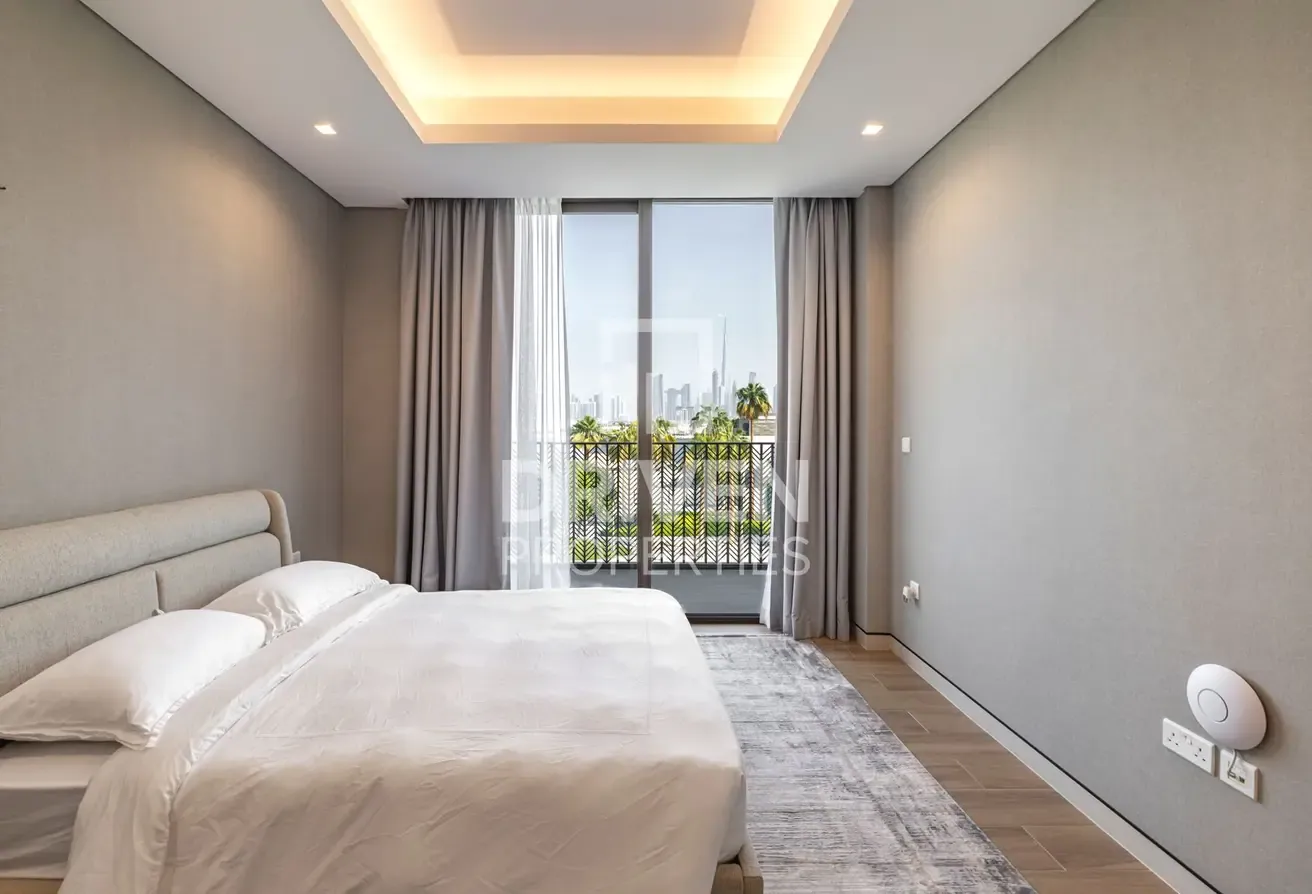 Prestigious Villa with Sea and Skyline View